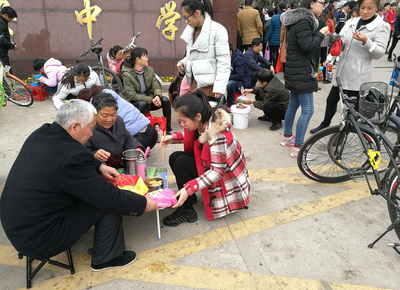 安徽“高考工廠”學生為搶時間路邊吃午飯8927632-教育圖片庫-大視野-